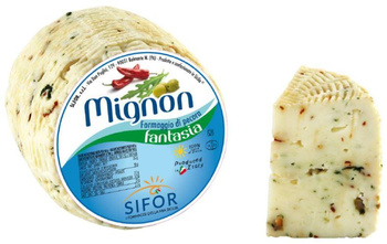 Ser owczy z oliwkami, rukolą, papryczką peperoncino i kaparami - formaggio di fantasia - Mignon